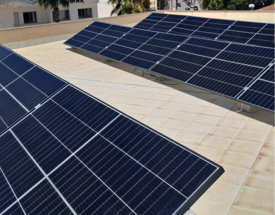 placas solares sobre techo de empresa al aire libre